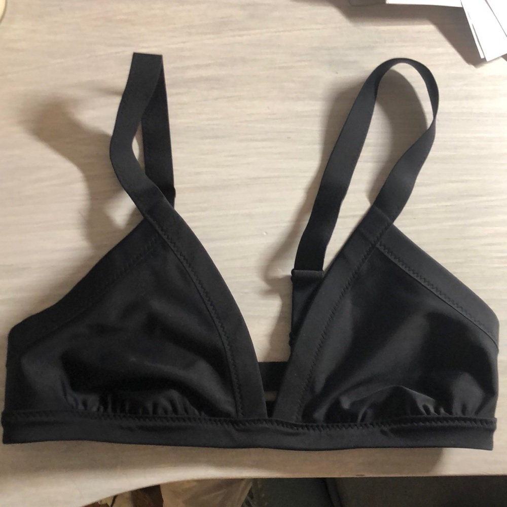 Black lulu lemon size 4 bra